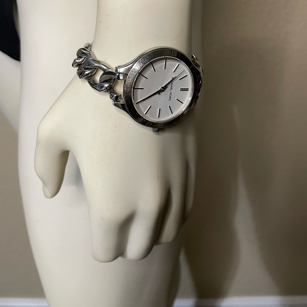 Michael Kors Watch Silver Chain Watch MK Silver Watch comes w/Box⌚️New Battery - Picture 6 of 13